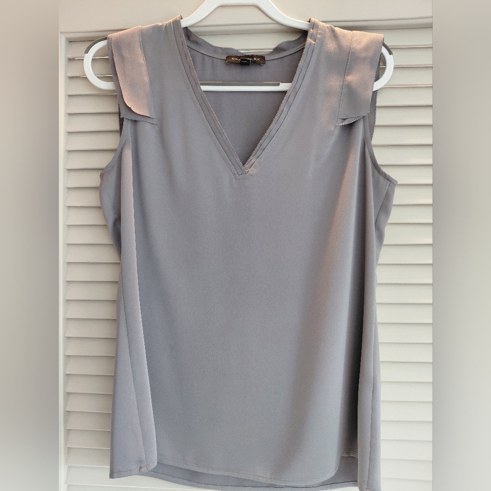 Banana Republic Sleeveless Bouse